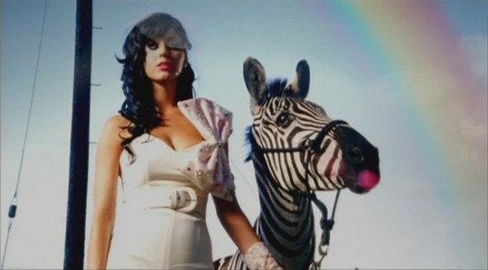 katy-perry-hot-n-cold_01.jpg
